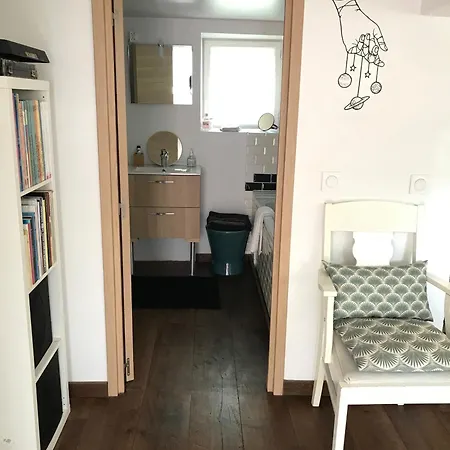 Проживание в семье La Maison Rouge *